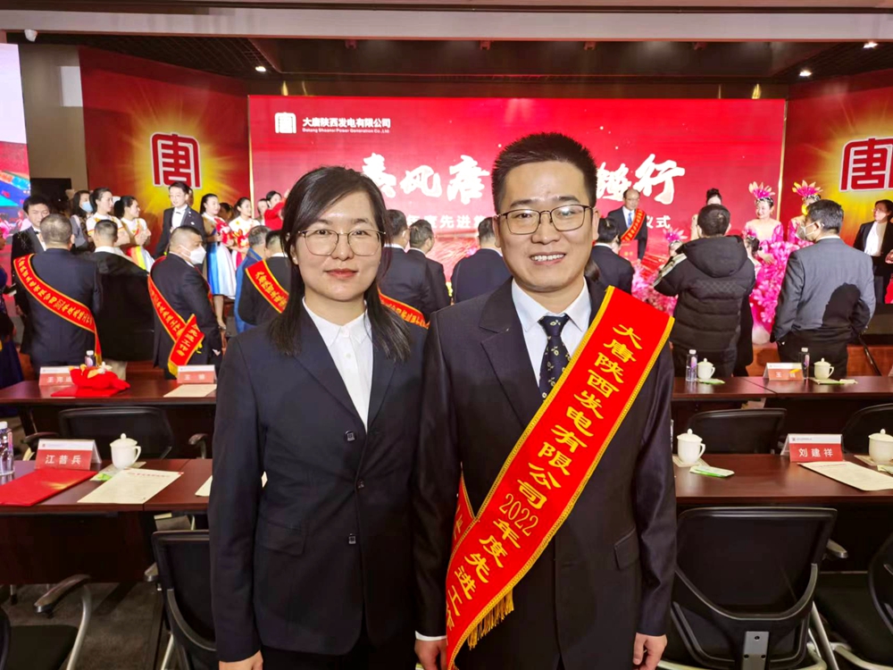 4.韓城第二發電公司楚樂、李玉珍夫婦在獲獎現場（曹軍科攝）.jpg