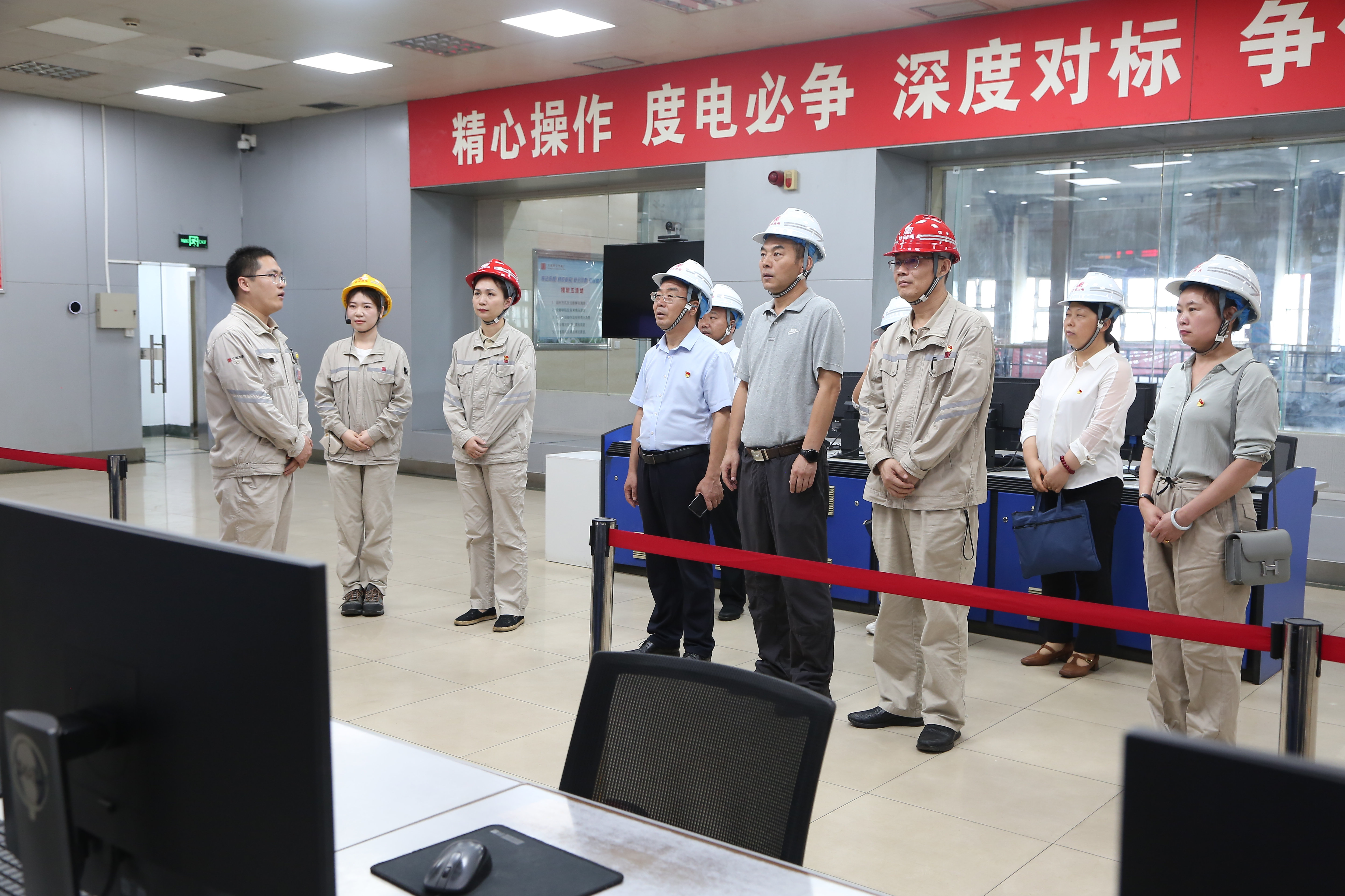 1722565361698059290.jpg 1.邀請結對單位參觀我西安熱電廠集控室.jpg